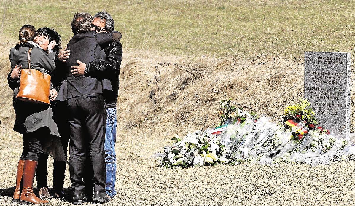 25 DE MARZO. El pastelero de Águilas Fernando Martínez Rubio y su tío político Francisco Javier Moreno mueren cuando un copiloto estrelló un Airbus que cubría el vuelo Barcelona-Düsseldorf. Los familiares de los dos fallecidos se desplazan hasta Le Vernet, en Los Alpes, para rendirles homenaje.