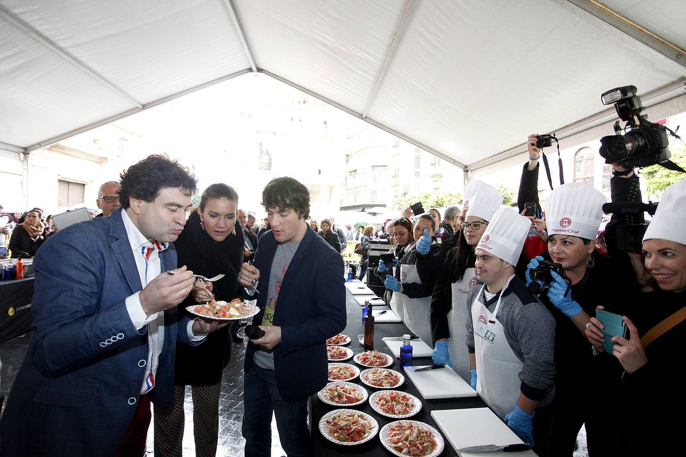 25 DE MARZO. El programa de cocina 'Masterchef' presenta en Murcia su tercera temporada. Los tres jurados probaron los platos de ensalada murciana que prepararon varios equipos en la calle.