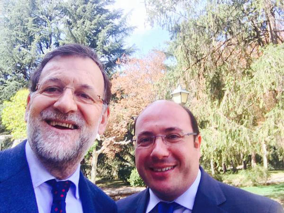 6 DE MARZO. El PP inicia su relevo generacional al confirmar a Sánchez como candidato. El entonces consejero de Educación viajó a La Moncloa y se hizo este selfi con Mariano Rajoy