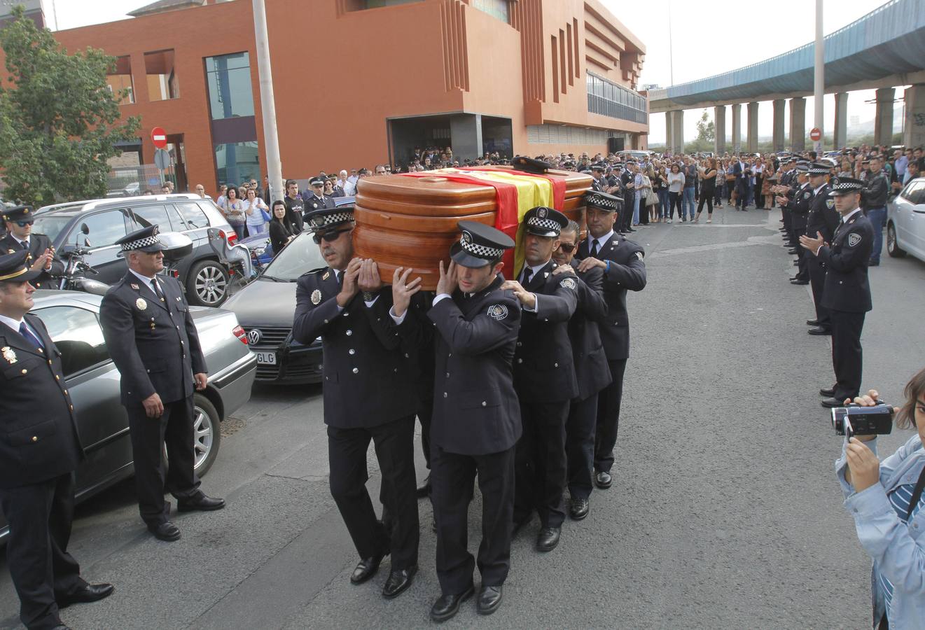 17 DE OCTUBRE. Los restos mortales del Policía Nacional Gregorio Javier García Miras son despedidos con el homenaje de sus compañeros de la Policía Local, vestidos con uniforme de gala. Sus compañeros no son autorizados por Interior a rendirle homenajes de despedida.