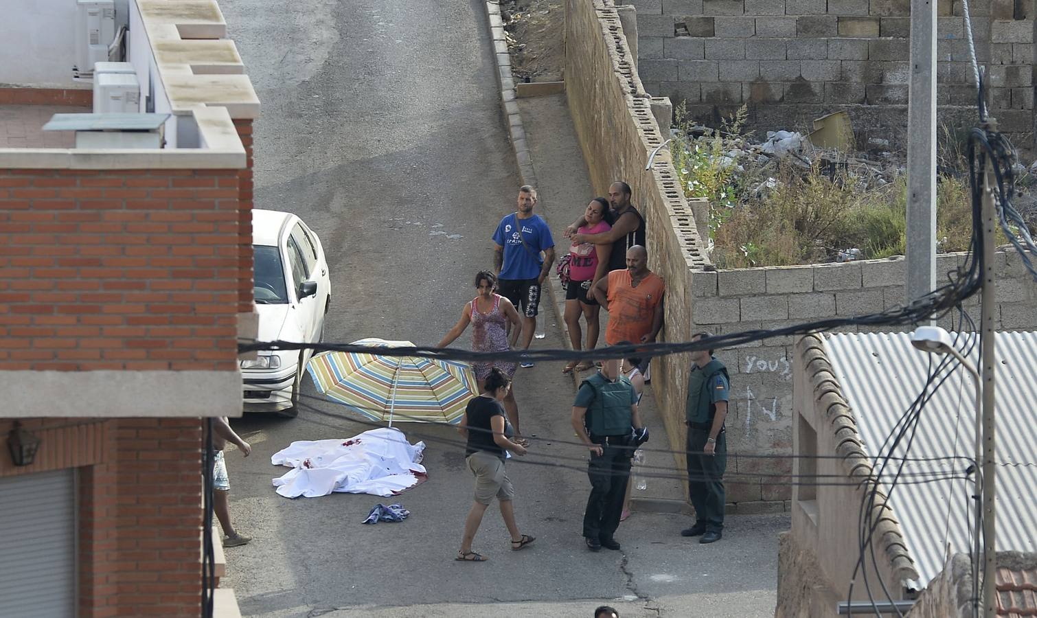 3 DE SEPTIEMBRE. Una brutal reyerta, desencadenada por las desavenencias entre dos familias gitanas de Mazarrón, acaba con la muerte de una vecina de la localidad, conocida como 'La Cirolita', de unos 60 años, y con otros cinco integrantes de ambas familias heridos de gravedad