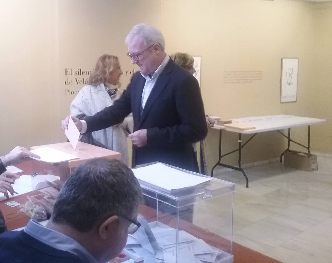 El presidente del Partido Popular de la Región de Murcia, Ramón Luis Valcárcel, ha ejercido su derecho al voto esta mañana en el colegio electoral situado en el Museo Ramón Gaya de Murcia.