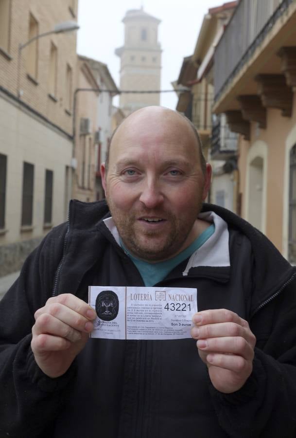 Uno de los miembros de la cofradía de Semana de Santa "El Cristo Yacente" de Torres de Berrellén (Zaragoza), muestra una participación del número 43221, uno de los quintos premios.