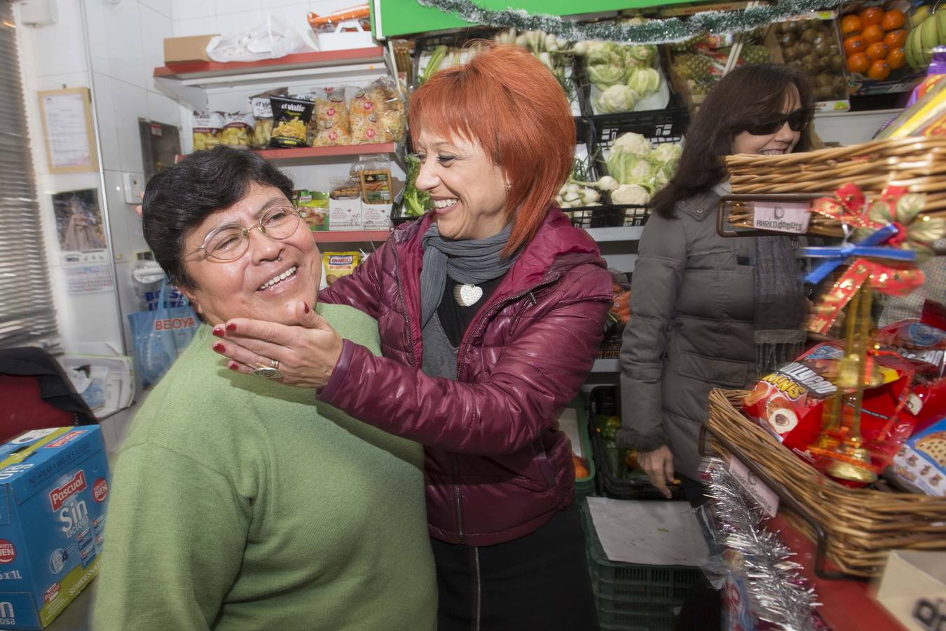 La propietaria del supermercado Inza en Barriomar, Murcia, Camen Valls (d), abraza a Rosa Elena, agraciada con 20.000 euros del cuarto premio del sorteo de la lotería de Navidad, el 52215.