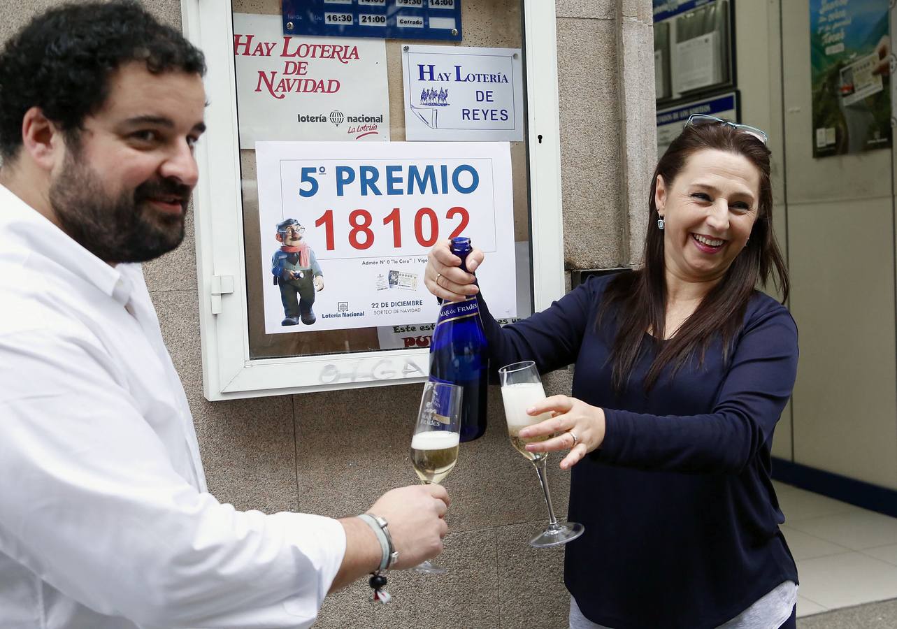 Guillermo Moreno, el lotero de la calle Oporto de Vigo, que ha repartido unos décimos del quinto premio de la lotería nacional, celebra con alvariño en premio.