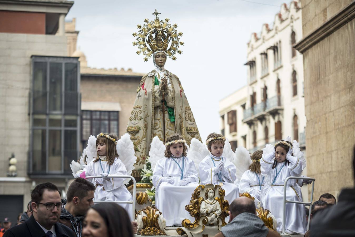 Fervor y colorido al paso de la Patrona