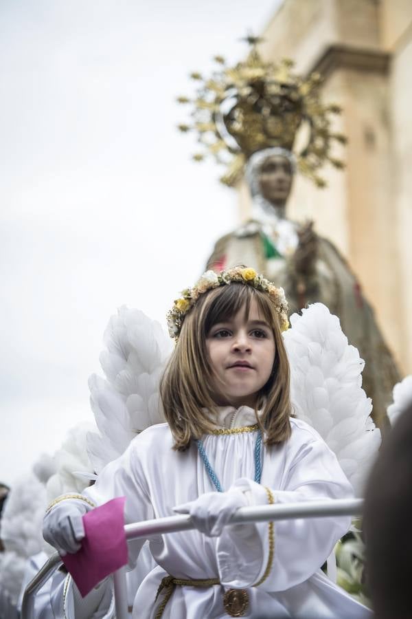 Fervor y colorido al paso de la Patrona