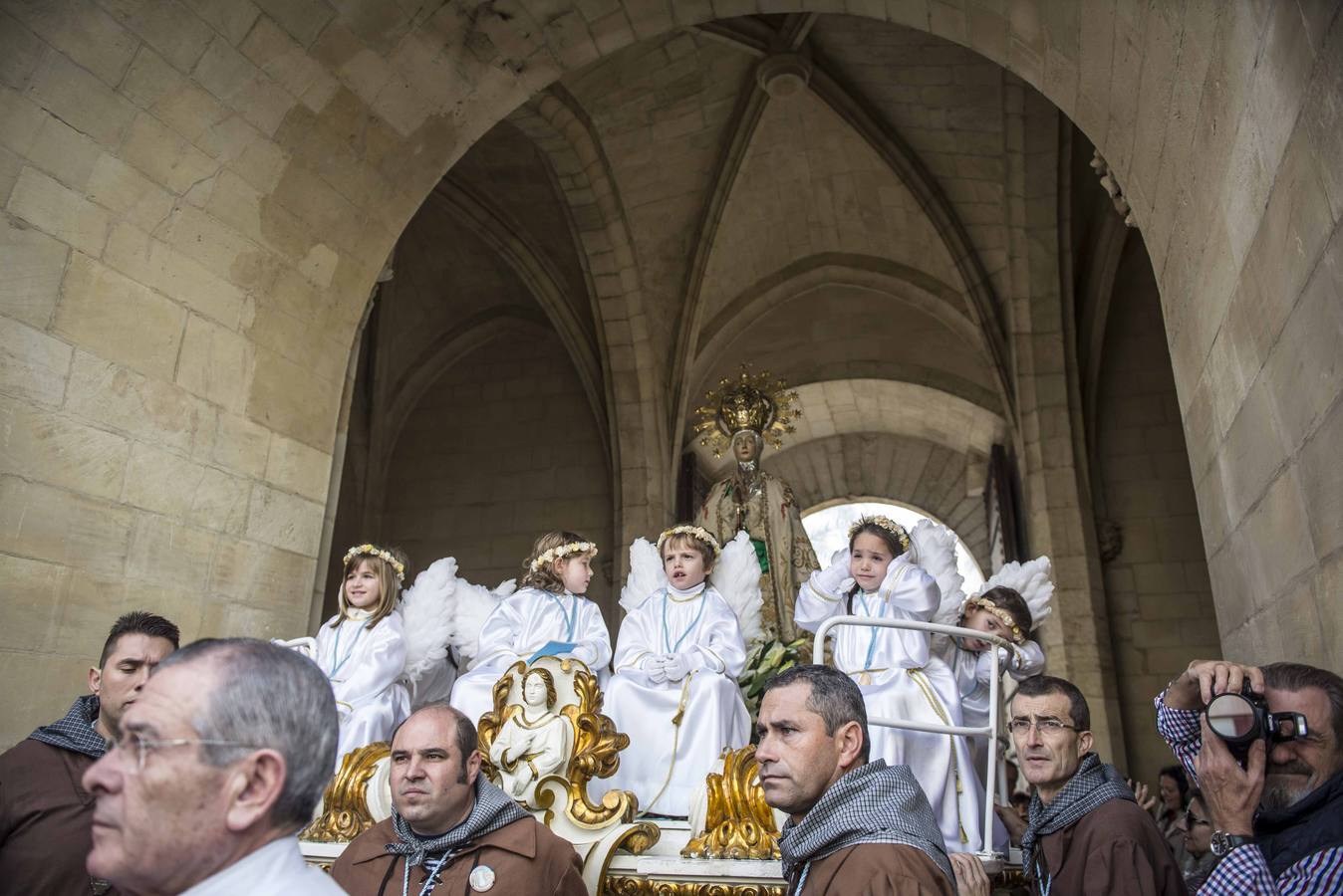 Fervor y colorido al paso de la Patrona