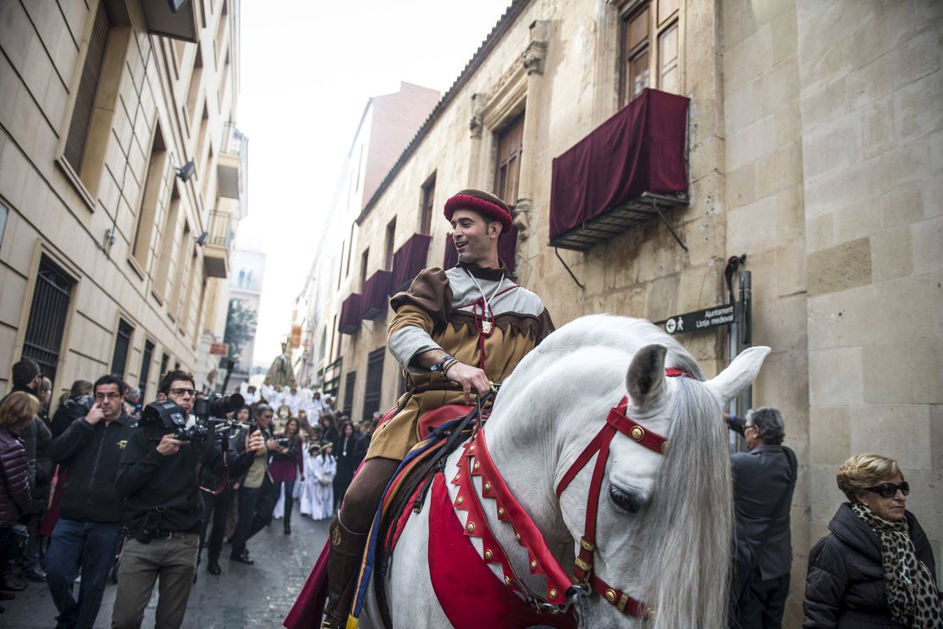 Fervor y colorido al paso de la Patrona