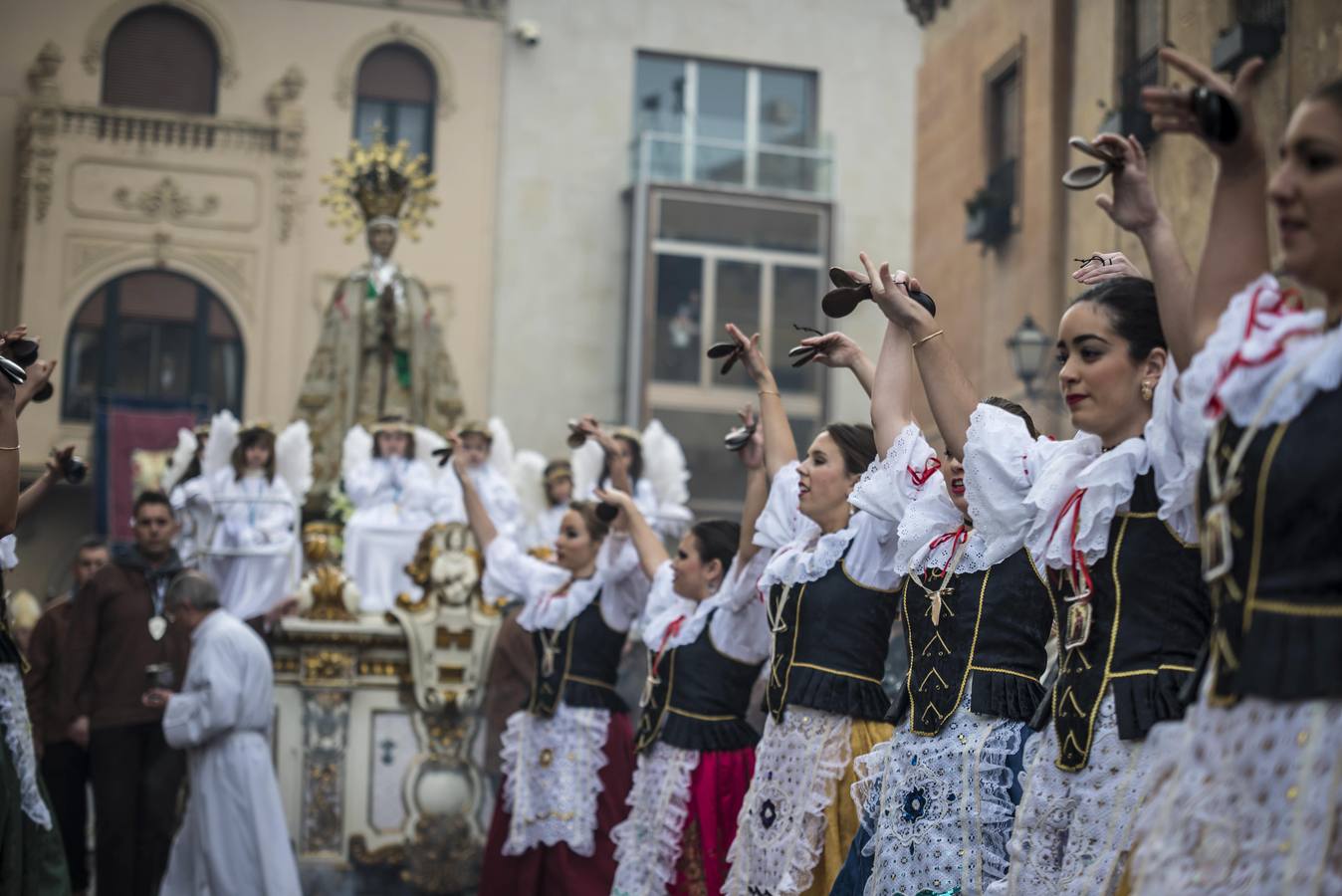 Fervor y colorido al paso de la Patrona