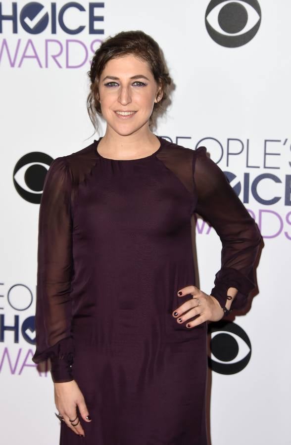 La actriz Mayim Bialik posa sobre la alfombra roja.