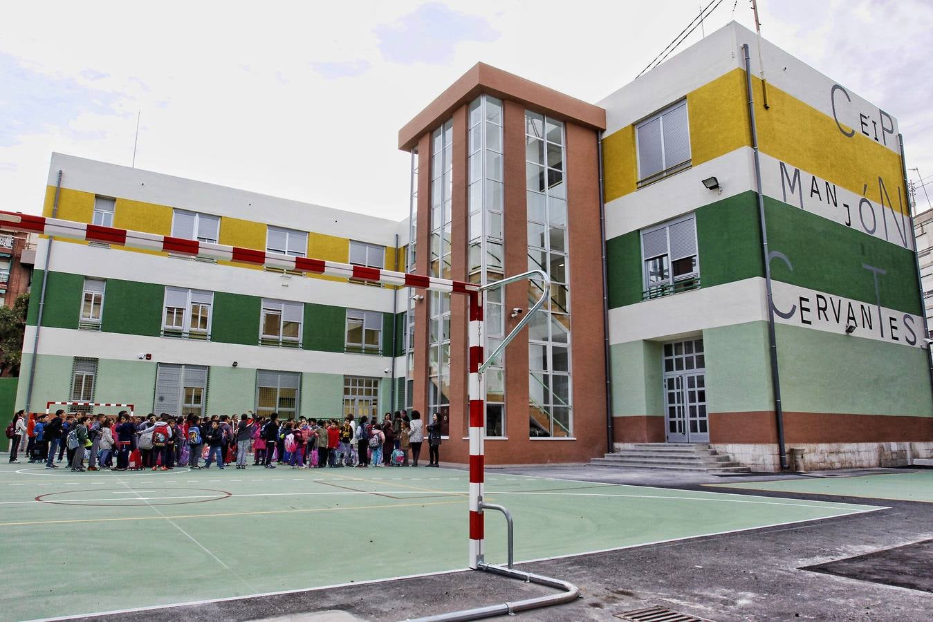 Los niños vuelven al colegio Manjón Cervantes tras siete años de &#039;exilio