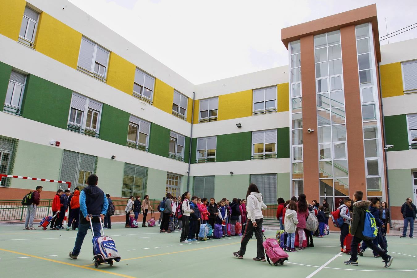 Los niños vuelven al colegio Manjón Cervantes tras siete años de &#039;exilio