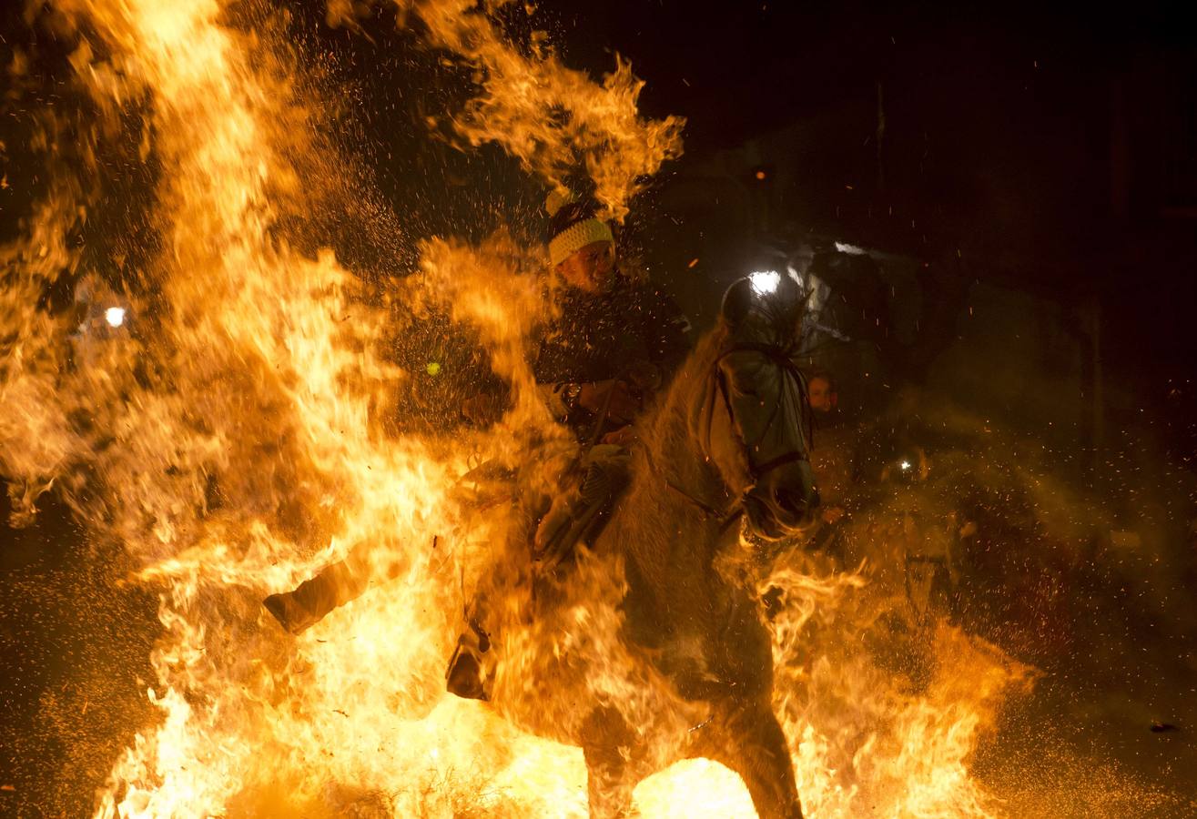 Jinetes que desafían al fuego