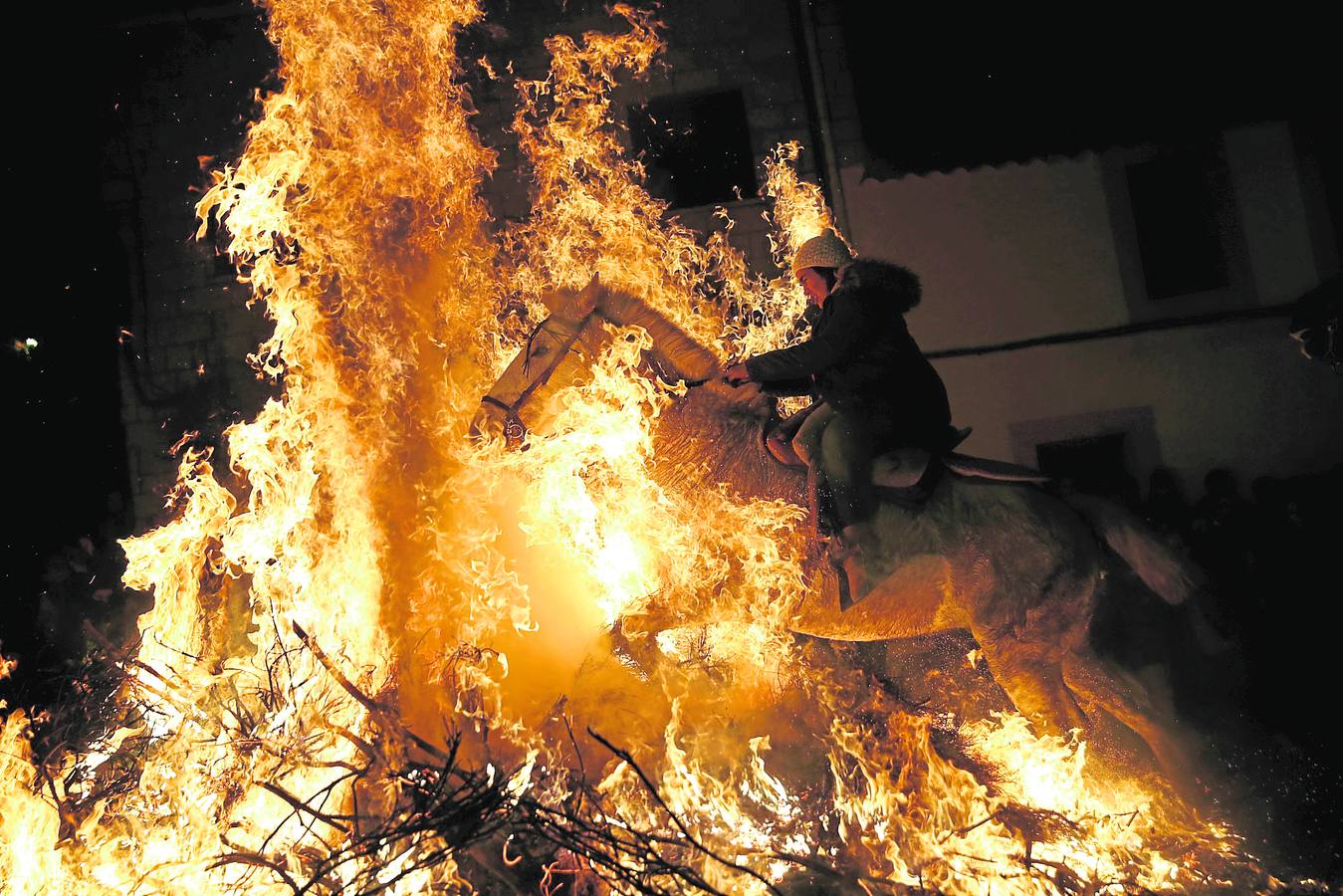 Jinetes que desafían al fuego