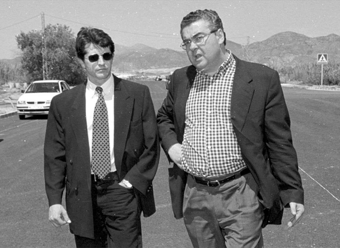 El entonces presidente del PP de Lorca, Francisco Jódar, junto a Miguel Navarro, durante una visita a la autovía de Águilas. (7/2000)