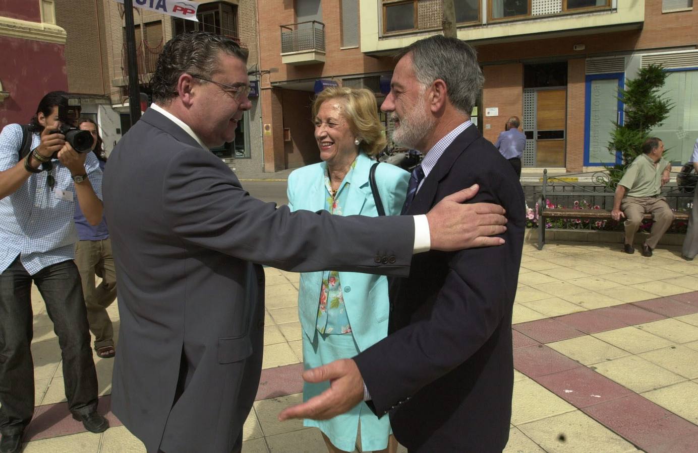 Miguel Navarro saluda al entonces presidente de la Asamblea Regional, Francisco Celdrán, en la celebración del día de la Región en Lorca. (6/2004)