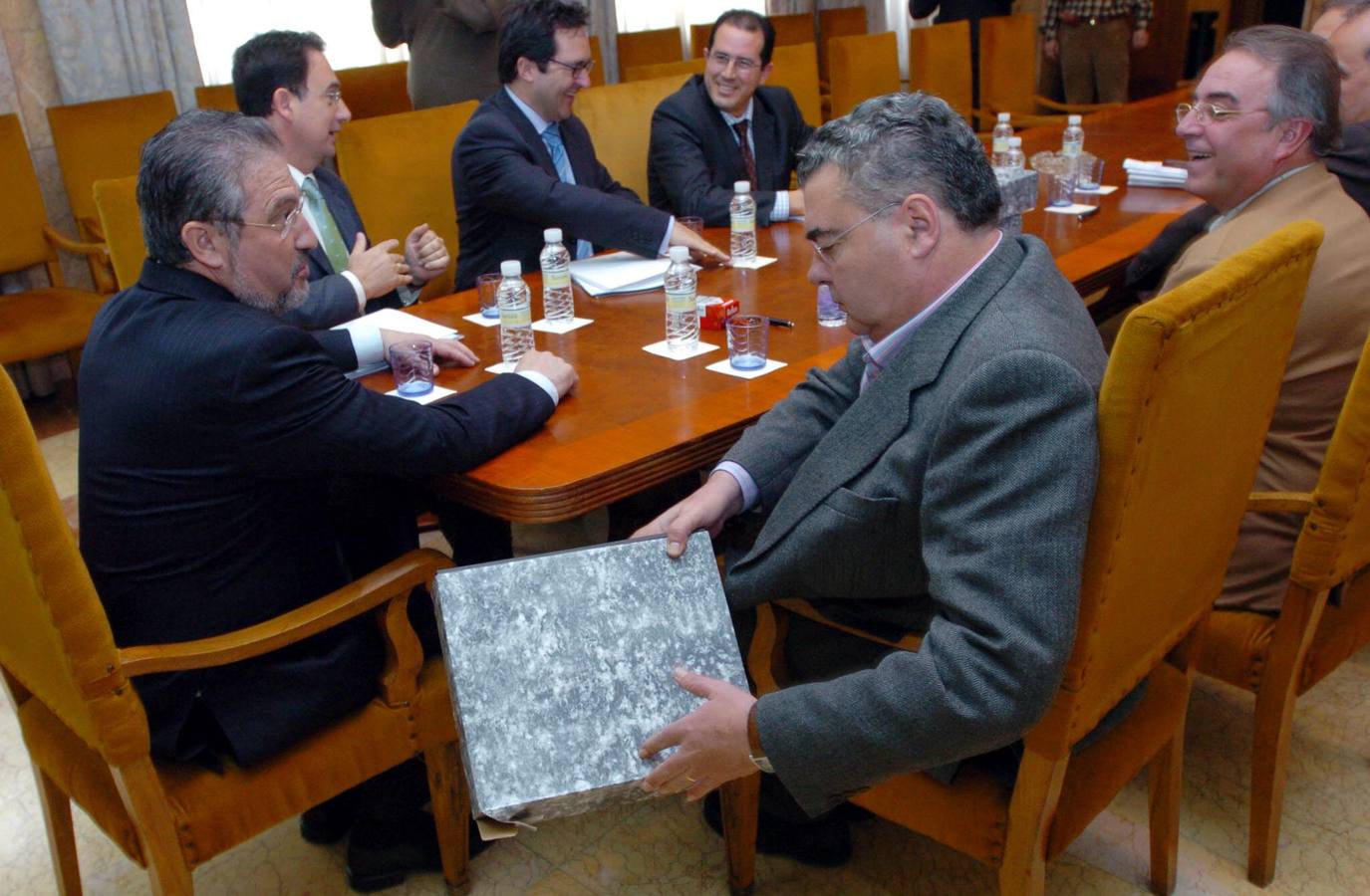 Miguel Navarro durante la comisión mixta para reparar los daños causados por los movimientos sísmicos. (3/2005)