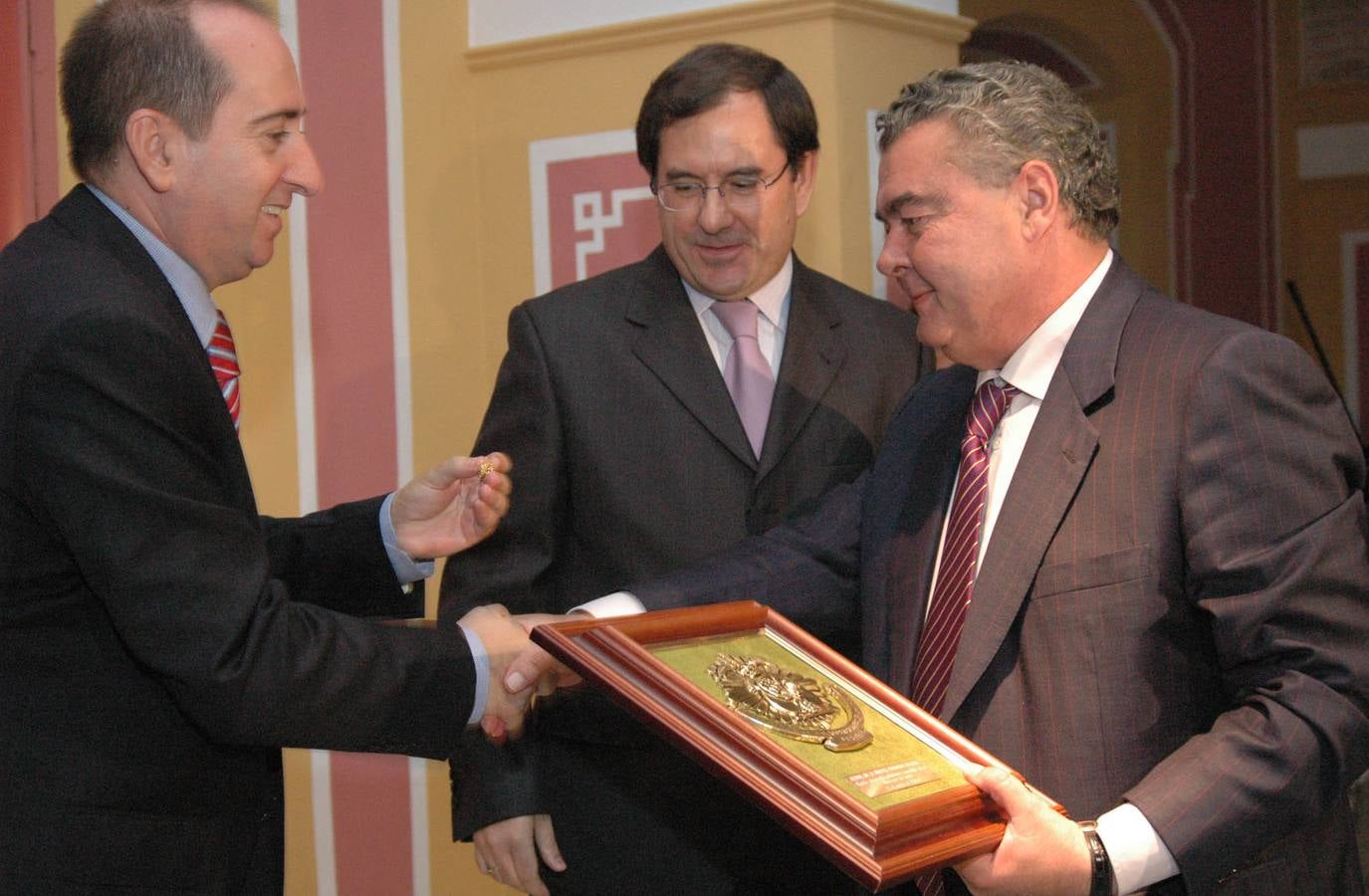 Miguel Navarro es distinguido por el Colegio Oficial de Titulados Mercantiles y Empresariales de Murcia. (10/2006)