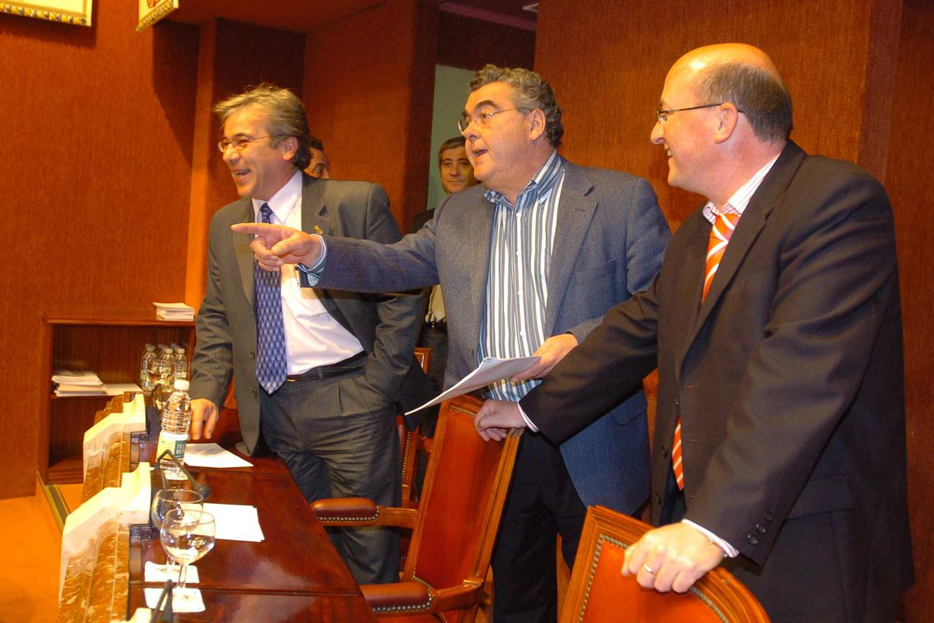 Los diputados socialistas Juan Sanes, Miguel Navarro y Juan Escudero durante la sesión parlamentaria en la Asamblea. (2/2006)