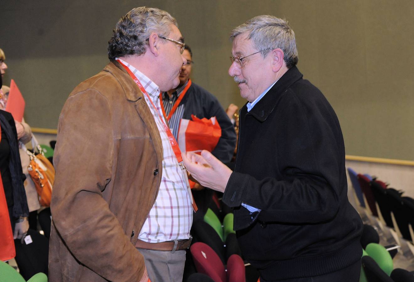 En la celebración del XIV Congreso del PSRM en el que Rafael González Tovar resultó elegido secretario general, los exalcaldes Miguel Navarro, Lorca, y Manuel Hurtado, Ceutí, conversan. (3/2012)