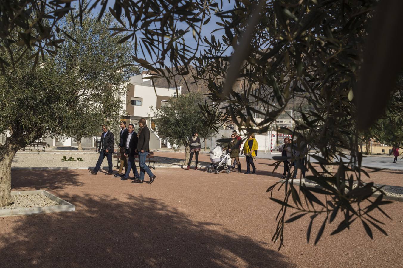 El PP acondiciona una zona verde con pista deportiva en la zona residencial de Redován