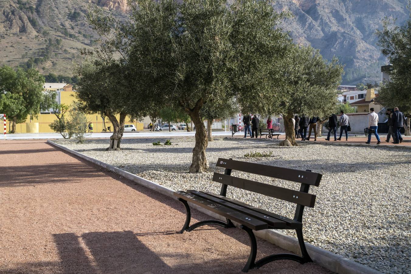 El PP acondiciona una zona verde con pista deportiva en la zona residencial de Redován