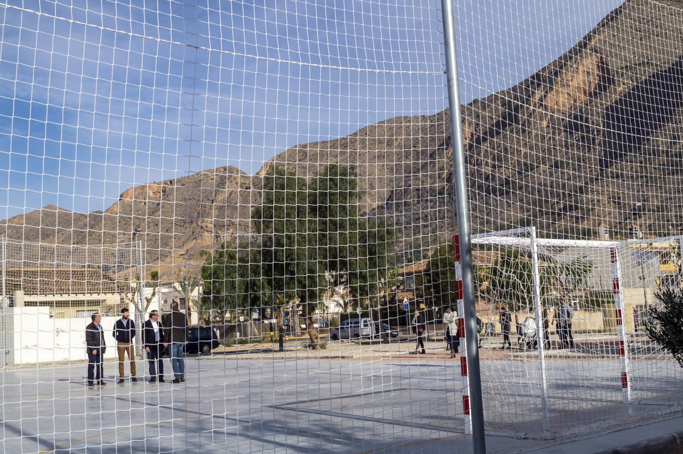 El PP acondiciona una zona verde con pista deportiva en la zona residencial de Redován