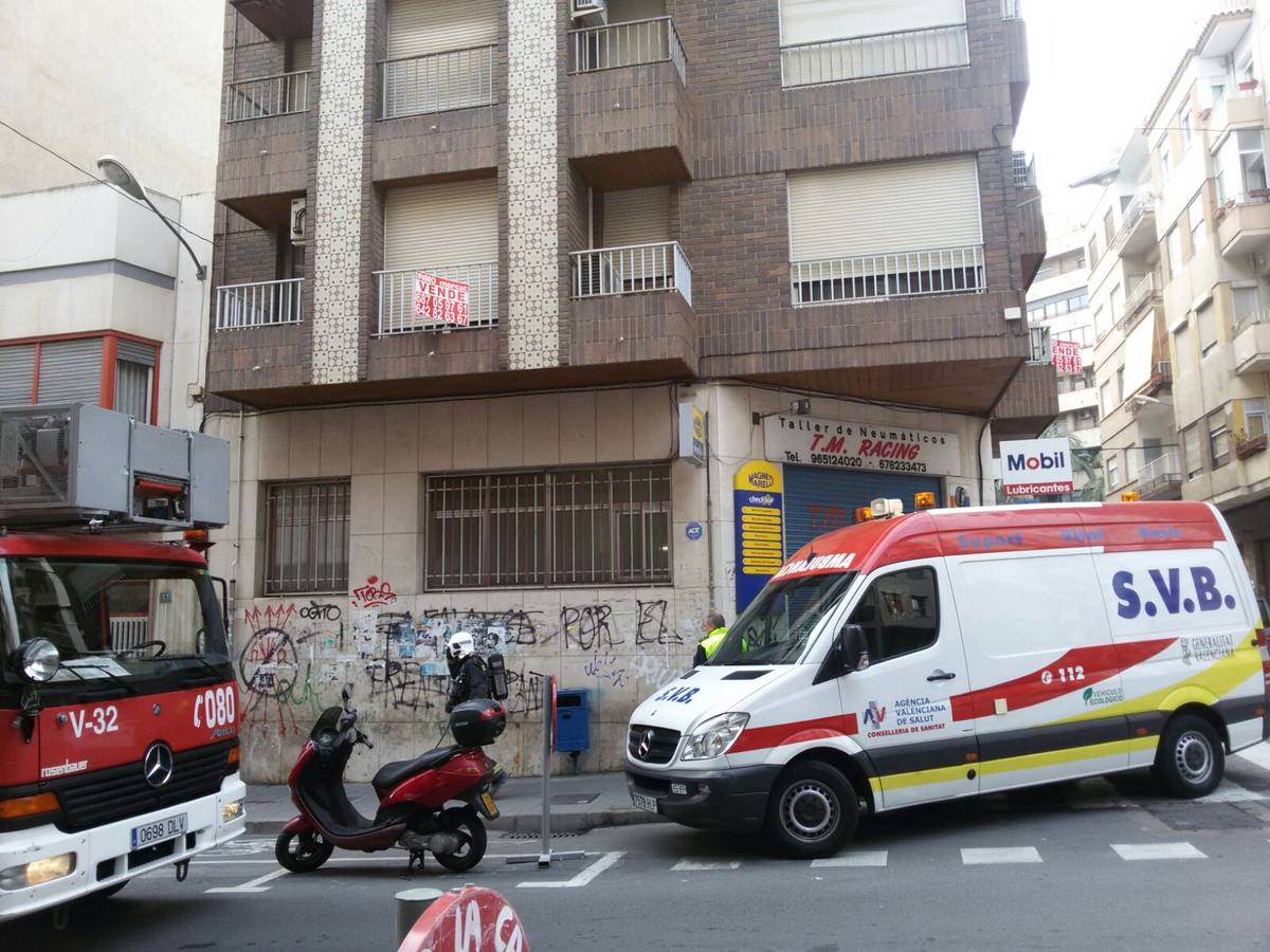 Una mujer intoxicada por humo al incendiarse su vivienda