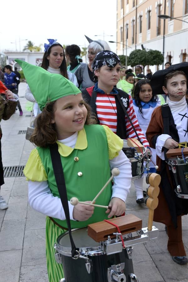 Casi 1.200 vecinos desfilan por El Carmen