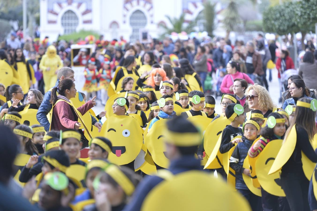 Casi 1.200 vecinos desfilan por El Carmen