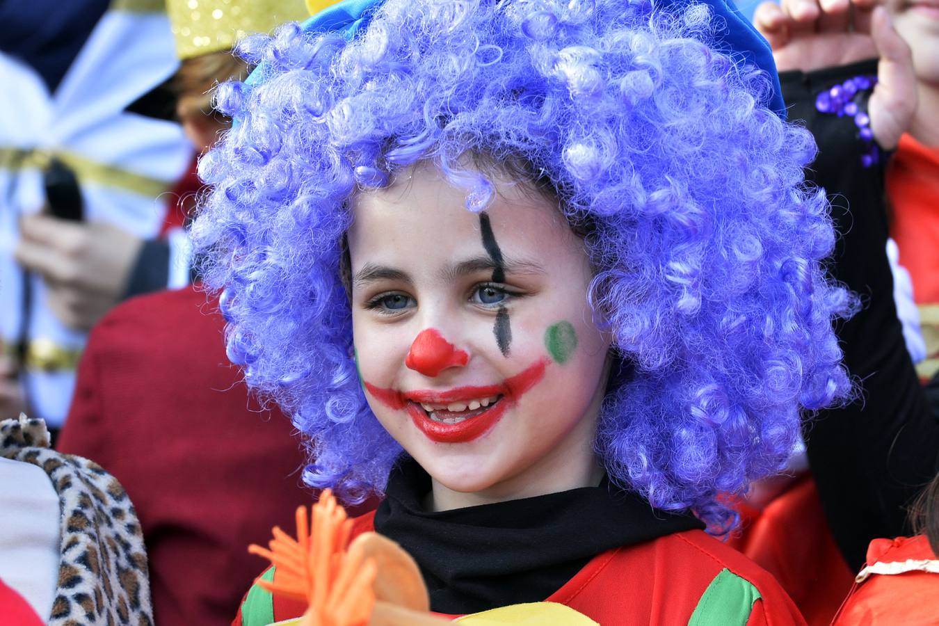 Casi 1.200 vecinos desfilan por El Carmen