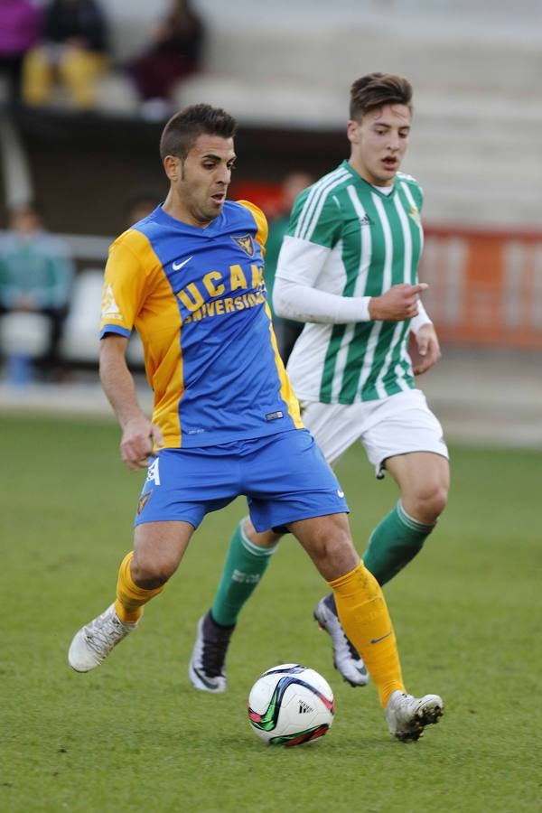 El UCAM recorta distancias (1-0)