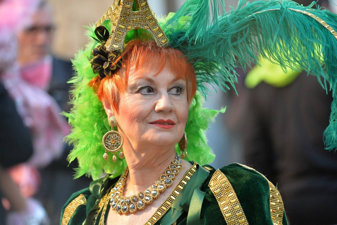 Belleza y plumas contra el viento