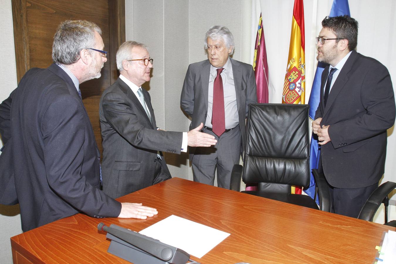 Garre rebate a Valcárcel y se alía con la oposición