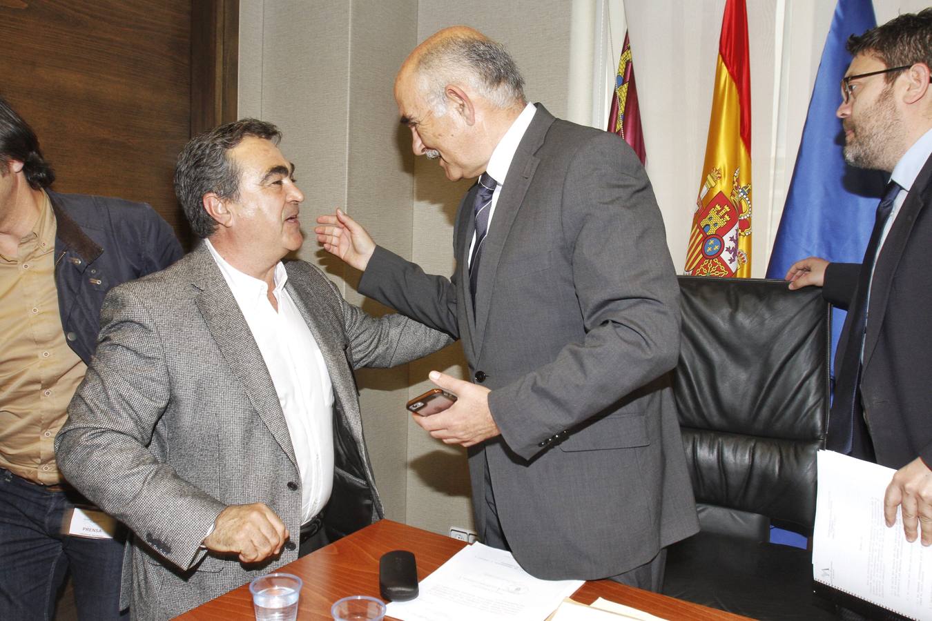 Garre rebate a Valcárcel y se alía con la oposición