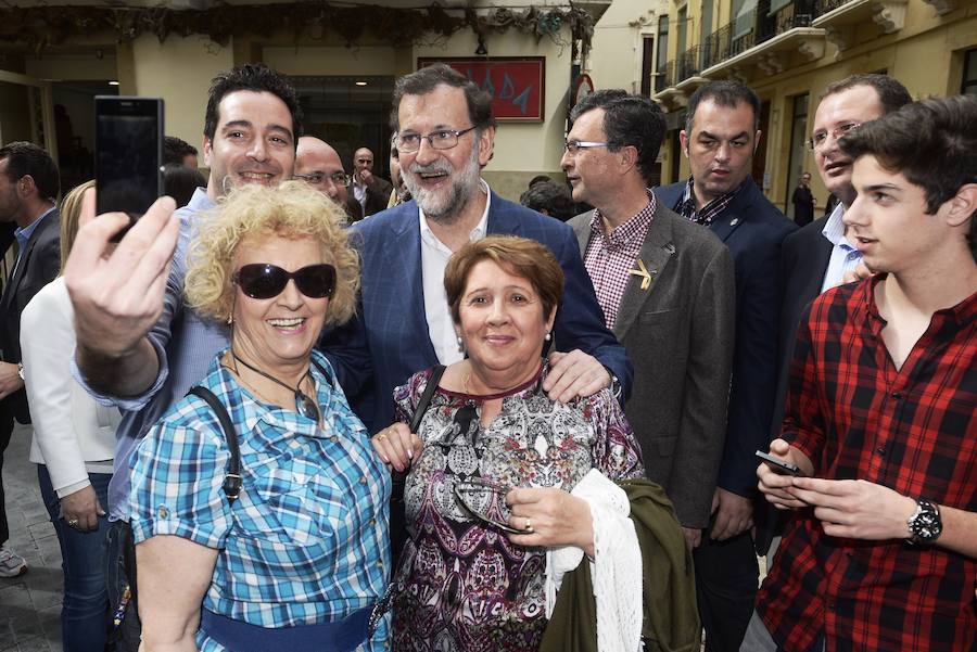 Besos, pulseras y futbolín en el paseo de Rajoy por Murcia