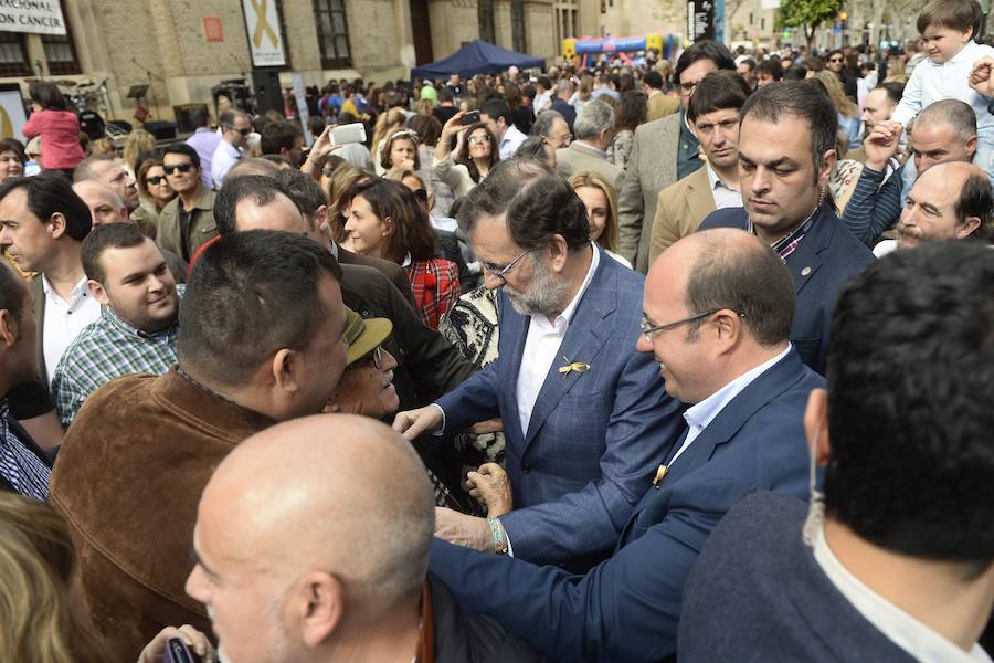 Besos, pulseras y futbolín en el paseo de Rajoy por Murcia