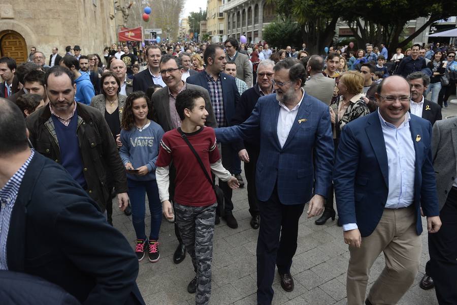 Besos, pulseras y futbolín en el paseo de Rajoy por Murcia