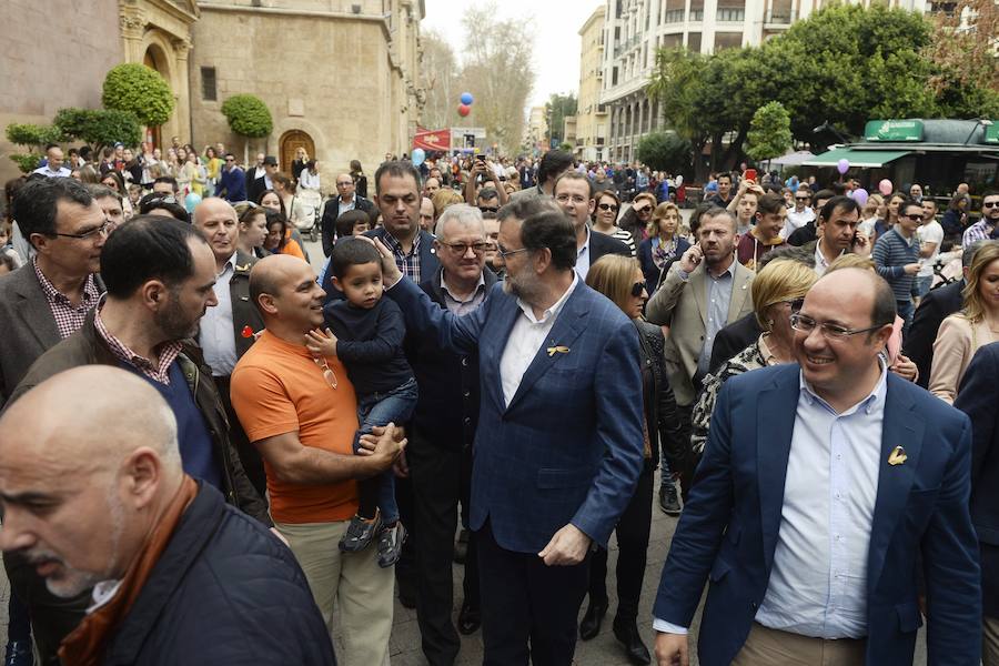Besos, pulseras y futbolín en el paseo de Rajoy por Murcia