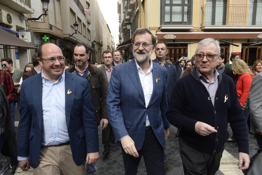 Besos, pulseras y futbolín en el paseo de Rajoy por Murcia