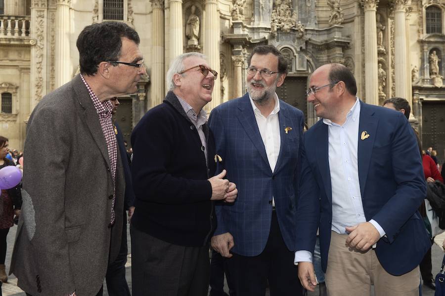 Besos, pulseras y futbolín en el paseo de Rajoy por Murcia