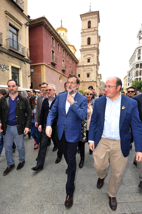 Besos, pulseras y futbolín en el paseo de Rajoy por Murcia