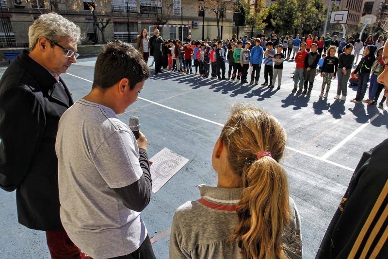 Alumnos del colegio José Carlos Aguilera de Alicante participan en una iniciativa para apoyar a los con cáncer