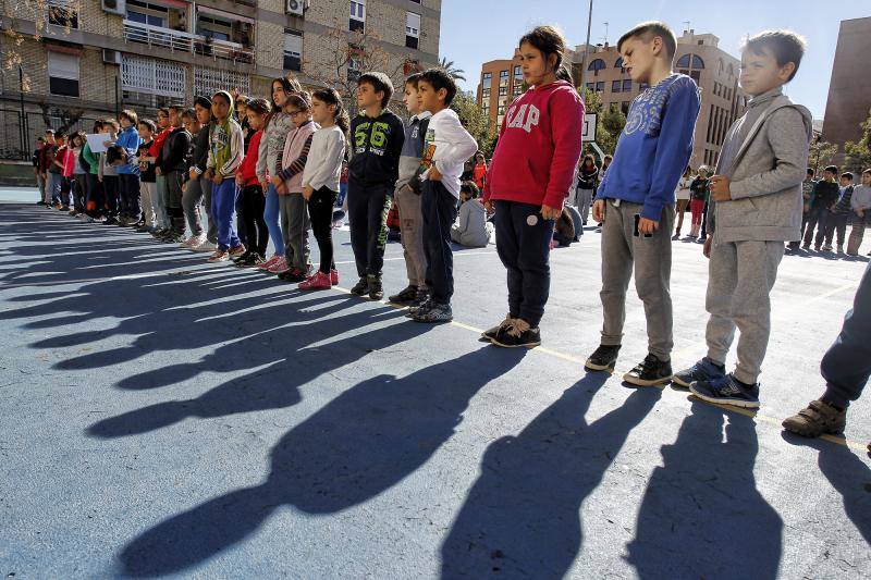 Alumnos del colegio José Carlos Aguilera de Alicante participan en una iniciativa para apoyar a los con cáncer