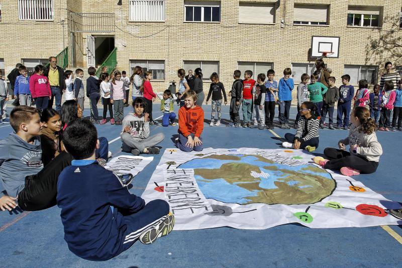 Alumnos del colegio José Carlos Aguilera de Alicante participan en una iniciativa para apoyar a los con cáncer