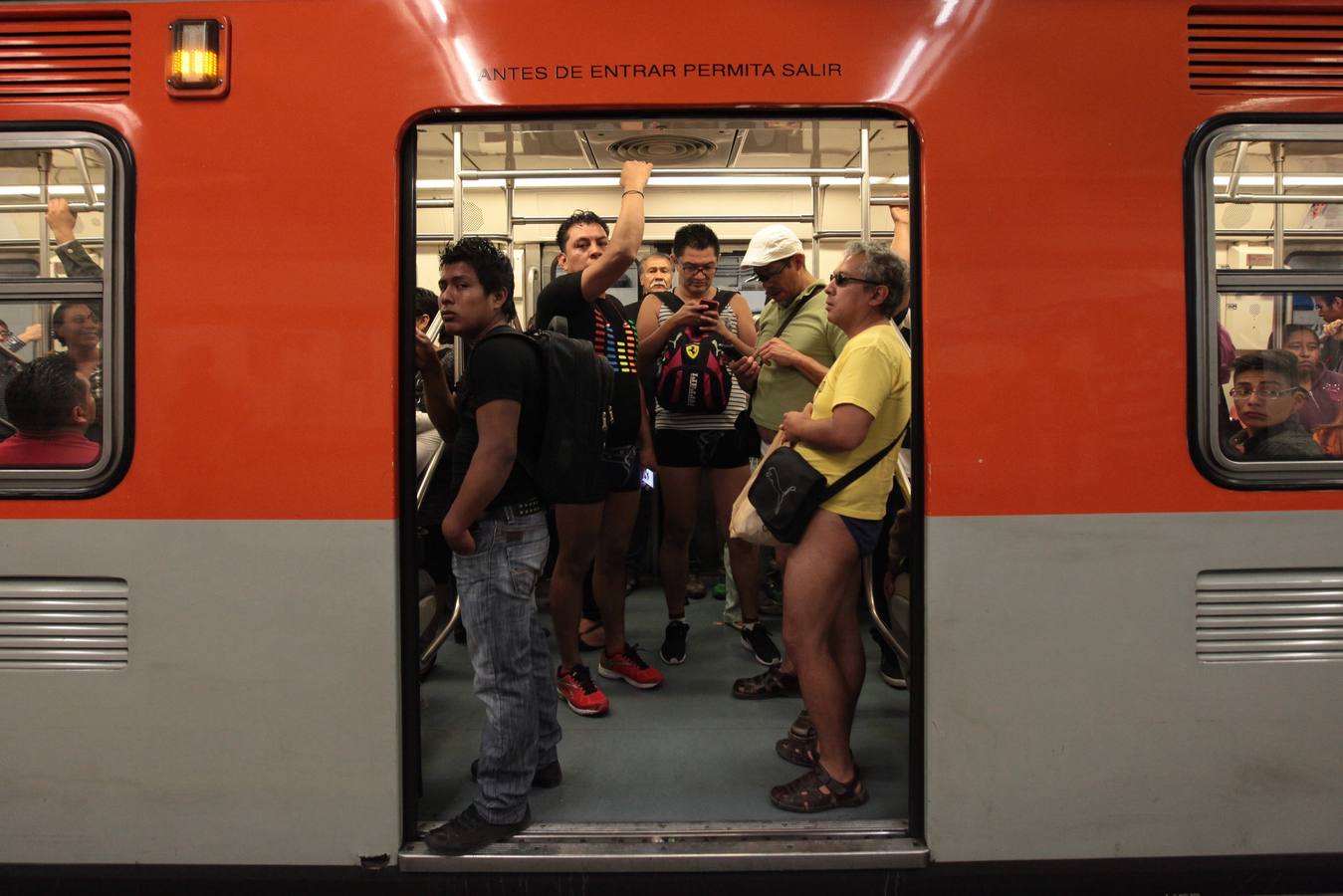 Sin pantalones en el metro
