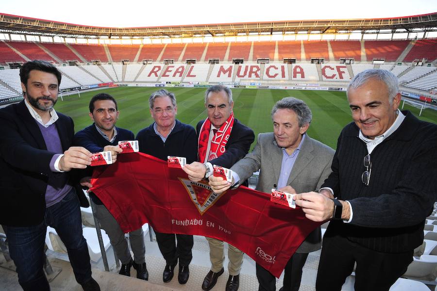 Representantes del PSOE se sacan el carnet de socio del Real Murcia.