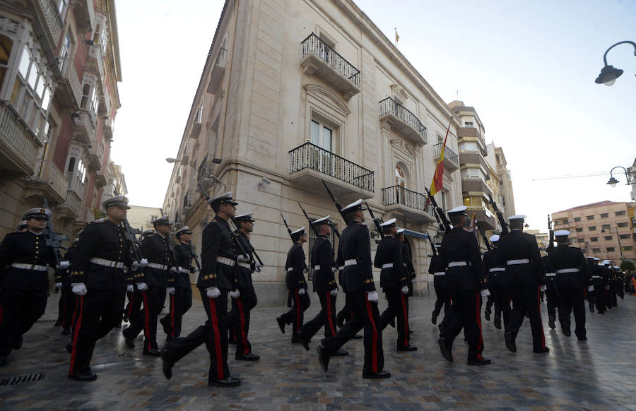 Arriado solemne de la Bandera en la Capitanía General de Cartagena.