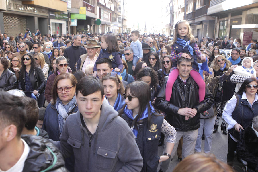 Una marea azul recorre el casco antiguo y el centro de Lorca